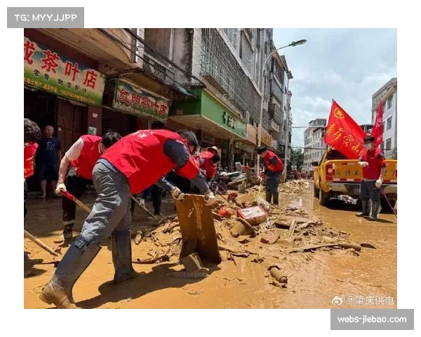 暴雨中的坚守:志愿者连夜排水保障场地质量